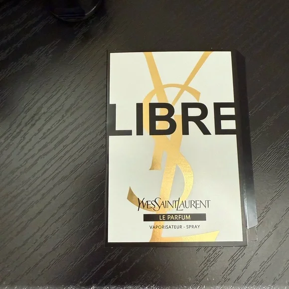 Yves Saint Laurent beauty bag, YSL mascara
YSL sample perfume, YSL body balm. - Picture 2 of 9